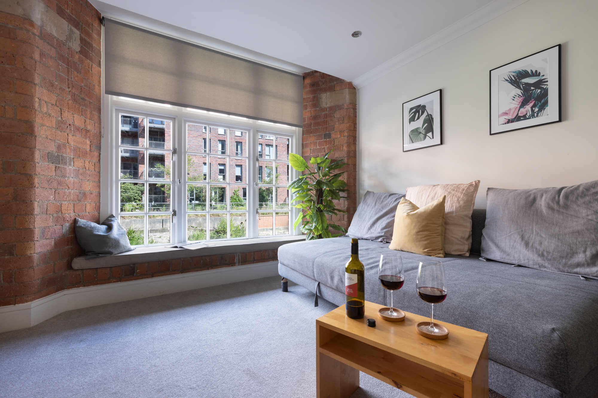 No.18 - Waterline Apartment, Cocoa Suites York living space