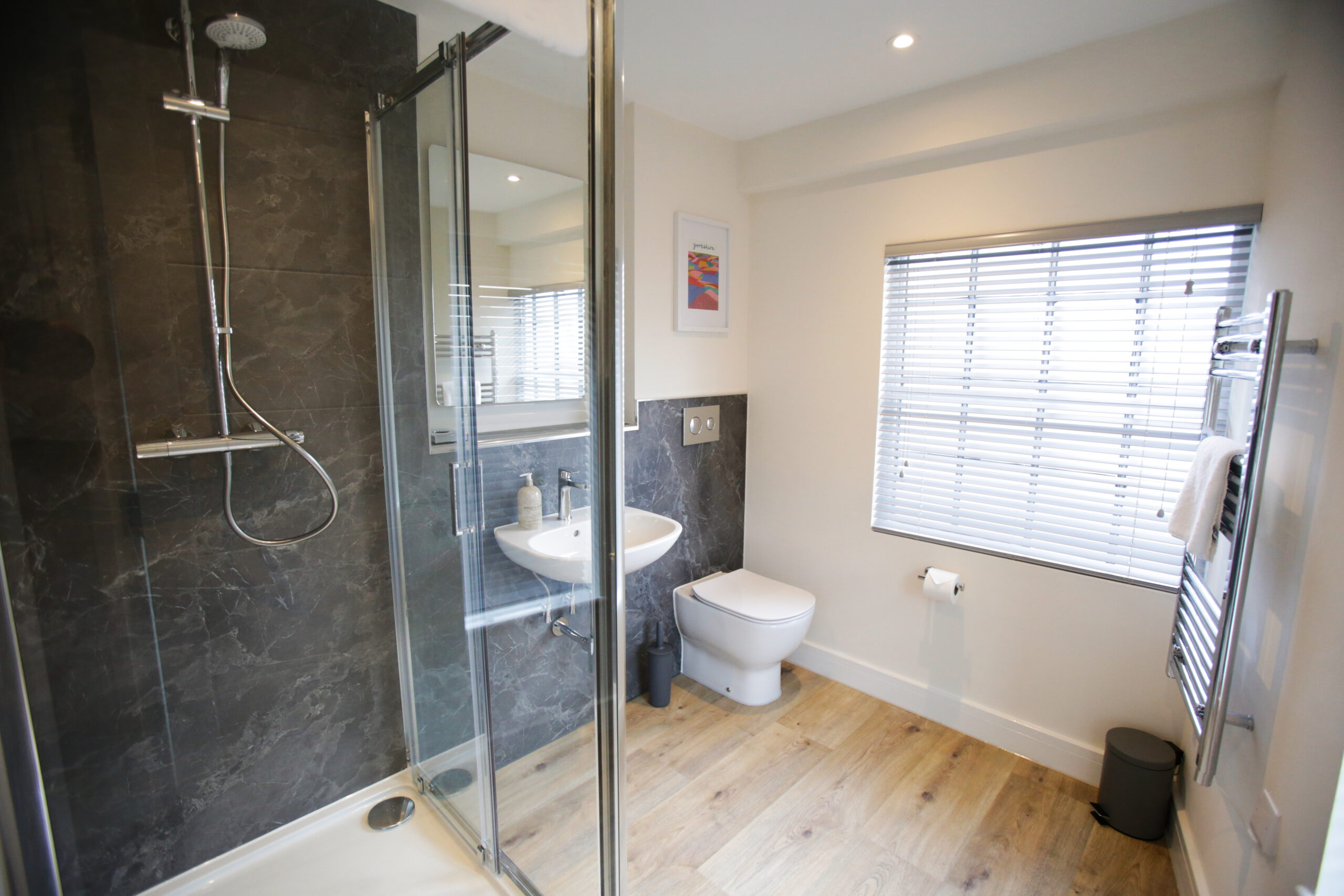Apartment 7, Kings Toft - The Navy One bathroom